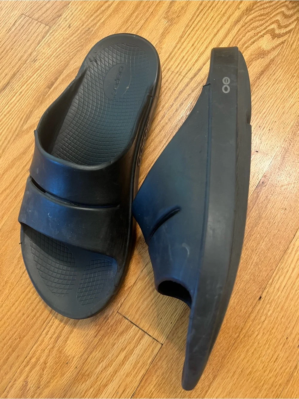 OOFOS Black Recovery Slide Sandals